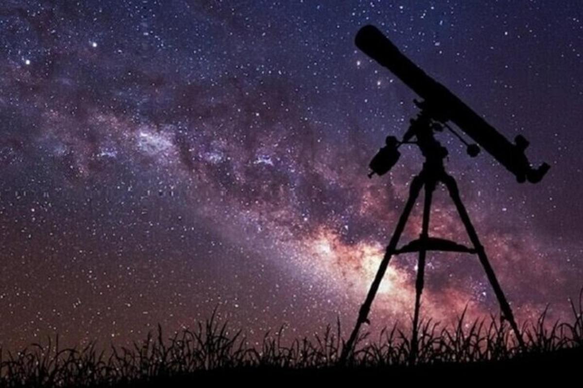 teleskop pada tripod melihat Bima Sakti