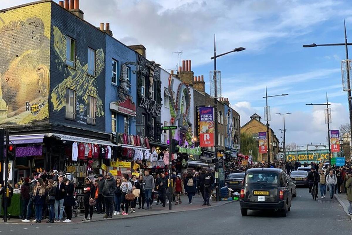 una multitud de gent caminant per un carrer concorregut de la ciutat
