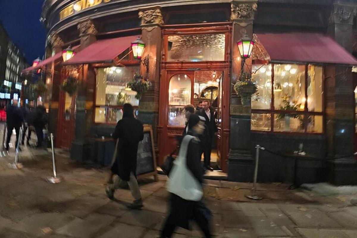 un grupo de personas caminando frente a una tienda