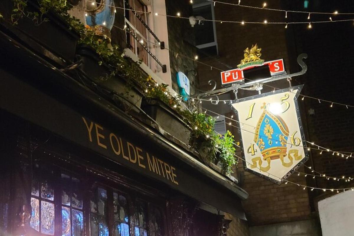 un cartel en el costado de un edificio con luces