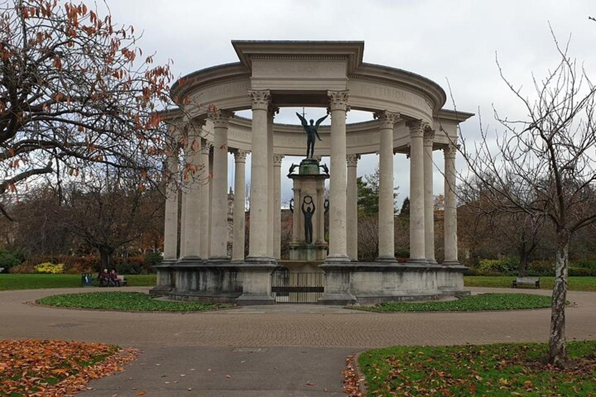 sebuah monumen dengan patung di tengah-tengah taman