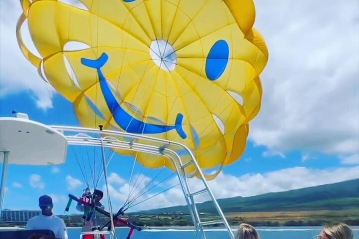velik rumen balon, ki sedi na vrhu čolna