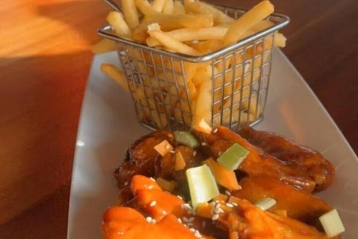 um prato de comida com uma cesta de batatas fritas