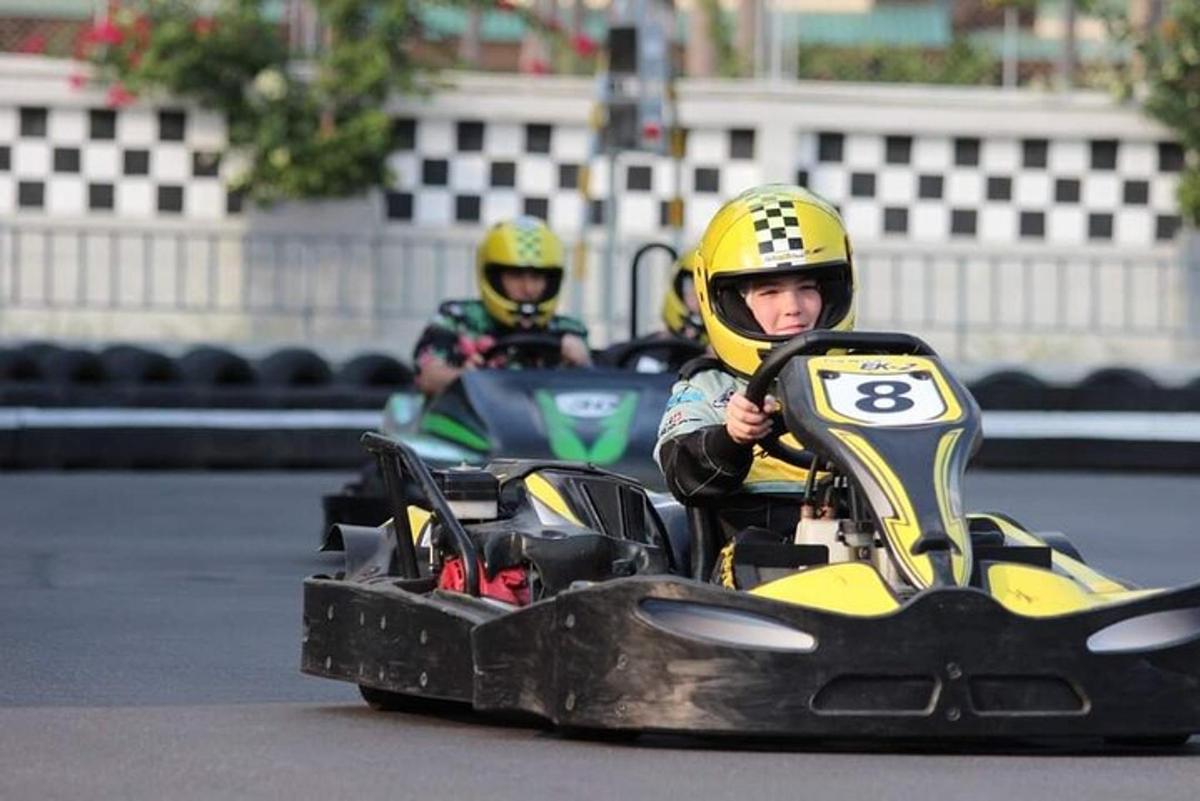 dua orang menaiki go kart di trek
