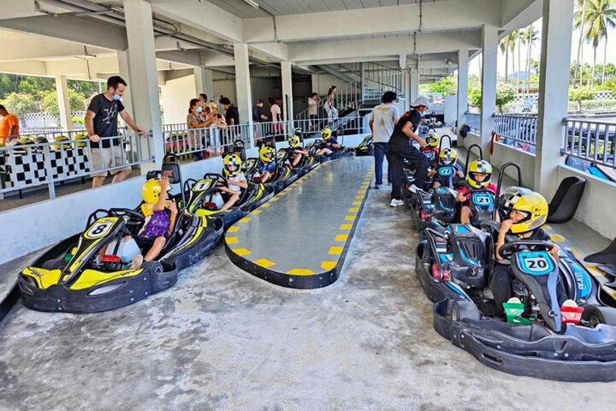 sekumpulan kanak-kanak menaiki bot bumper di gimnasium