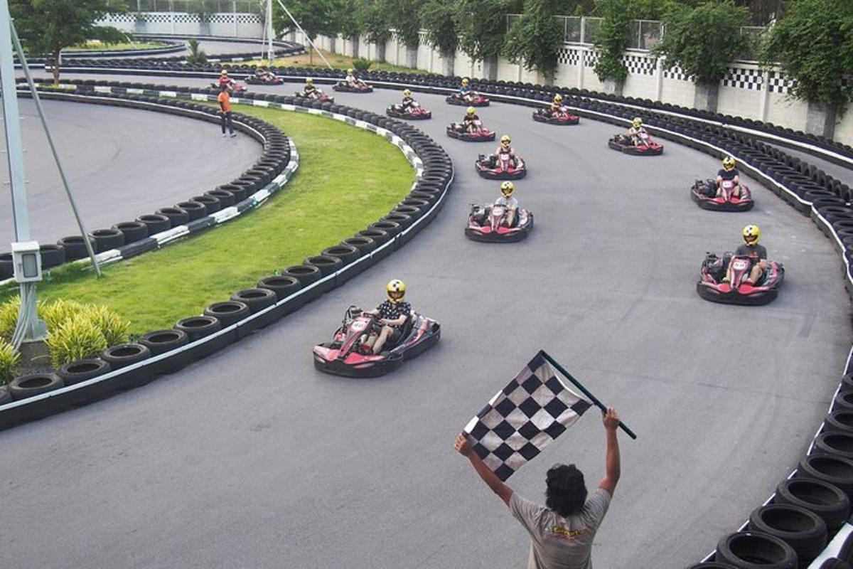 una persona che tiene una bandiera a scacchi su una pista da corsa