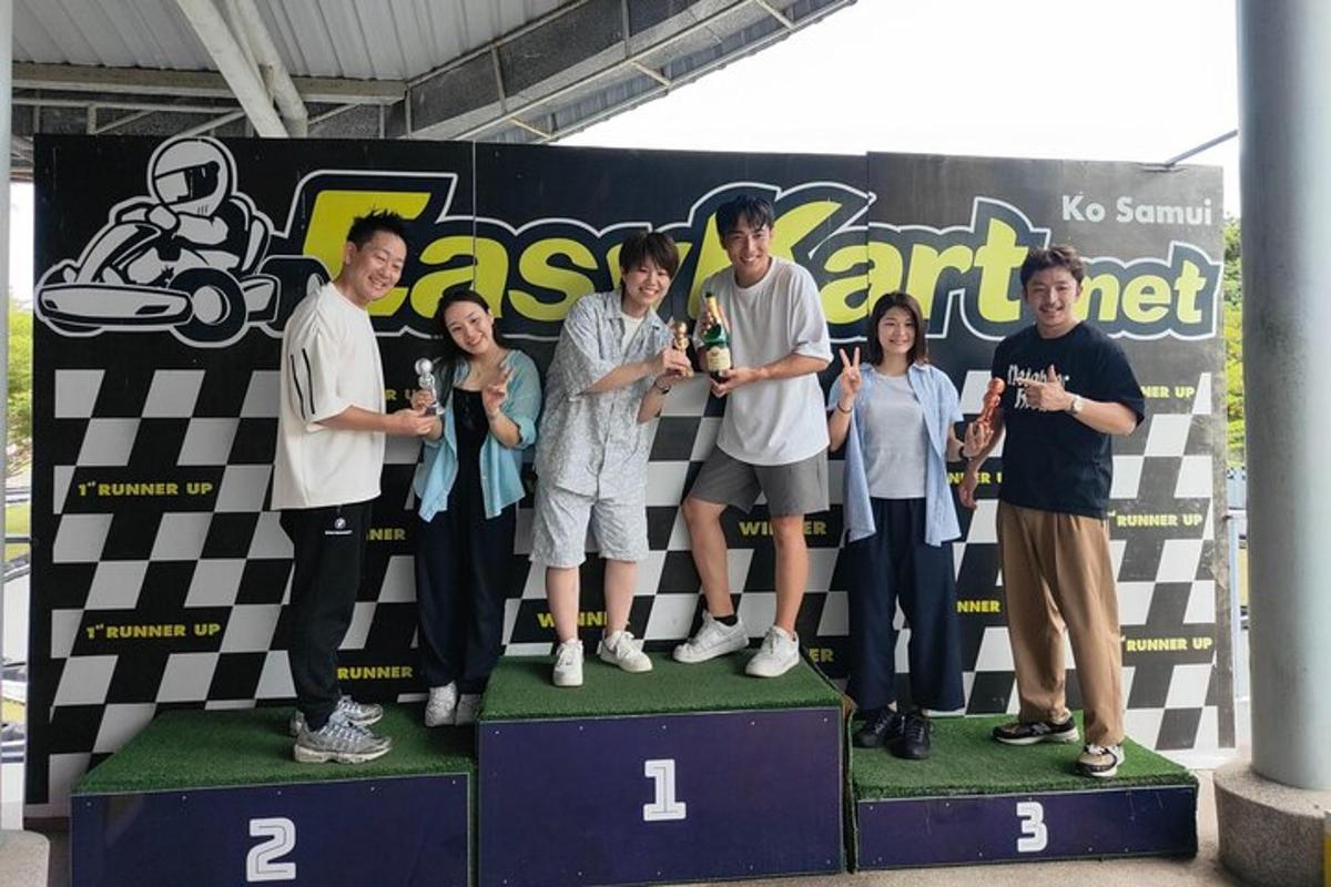 un grup de oameni care stau pe un podium