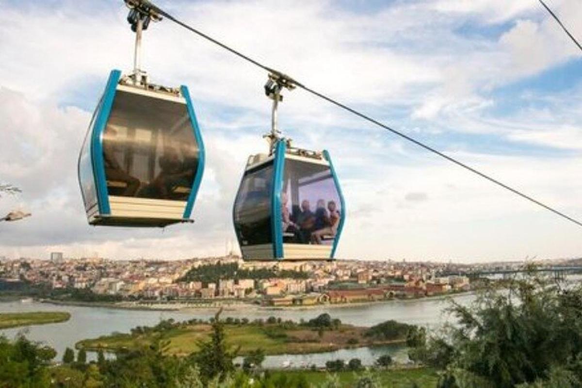 dos personas viajando en una góndola en el cielo