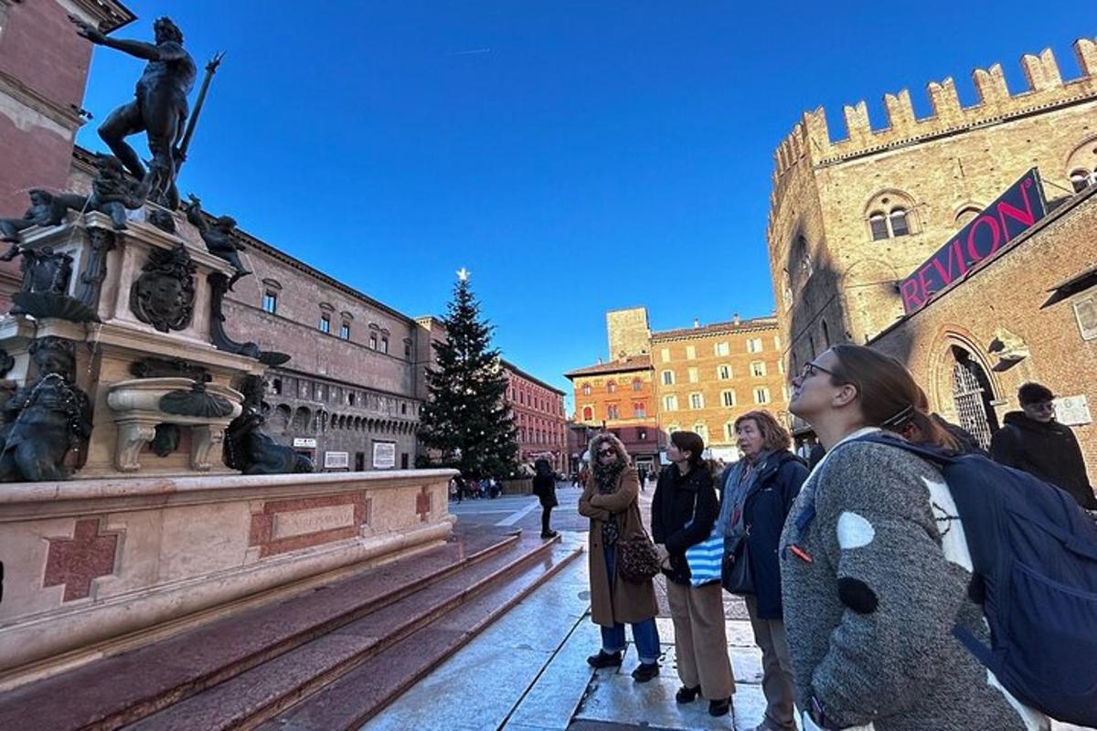 un gruppo di persone in piedi davanti a una statua