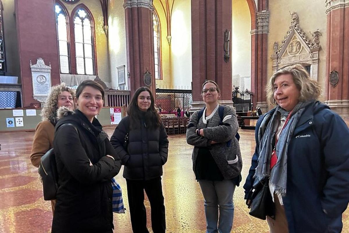 un grup de dones dempeus en una església