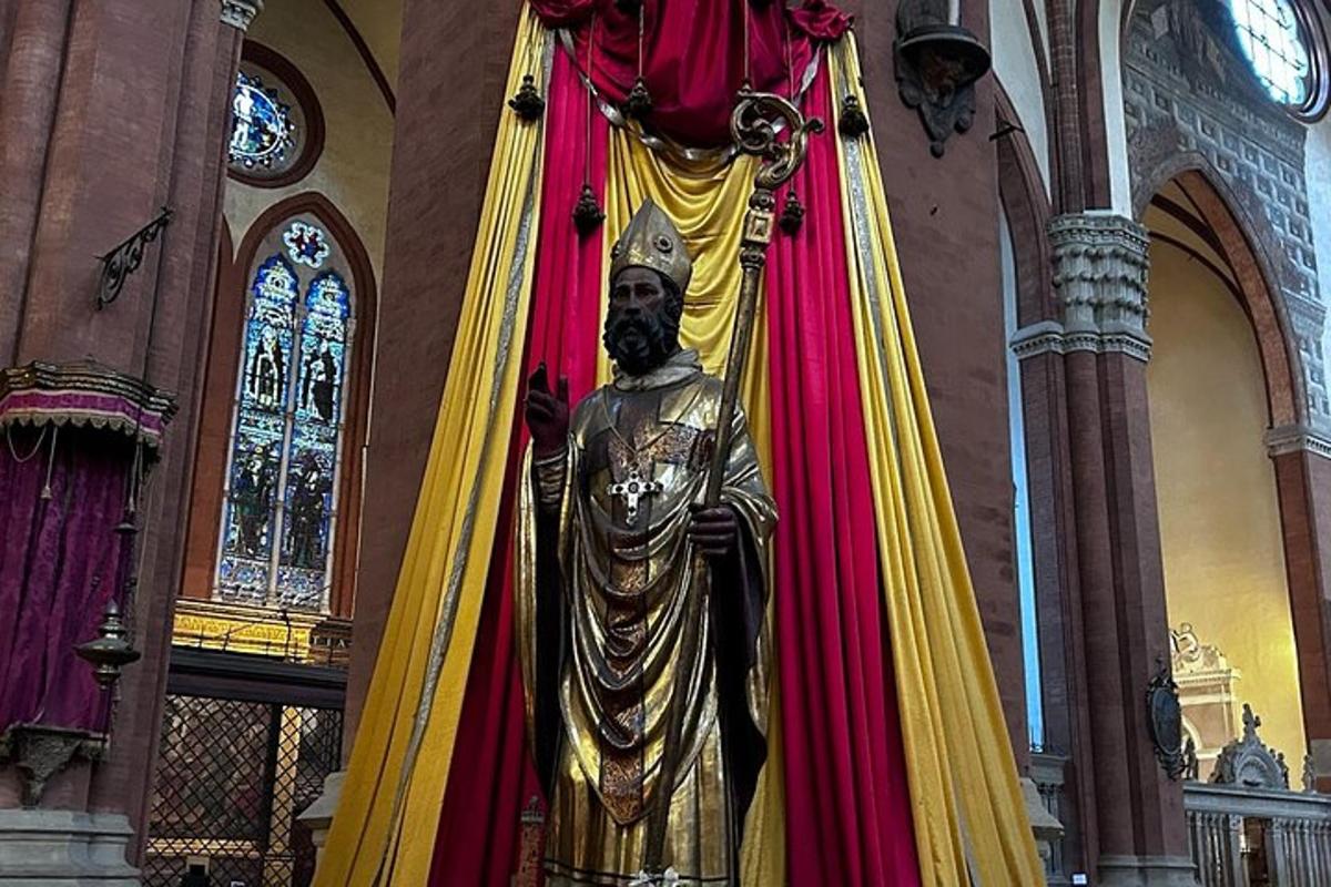una statua di un uomo con una tenda rossa e gialla