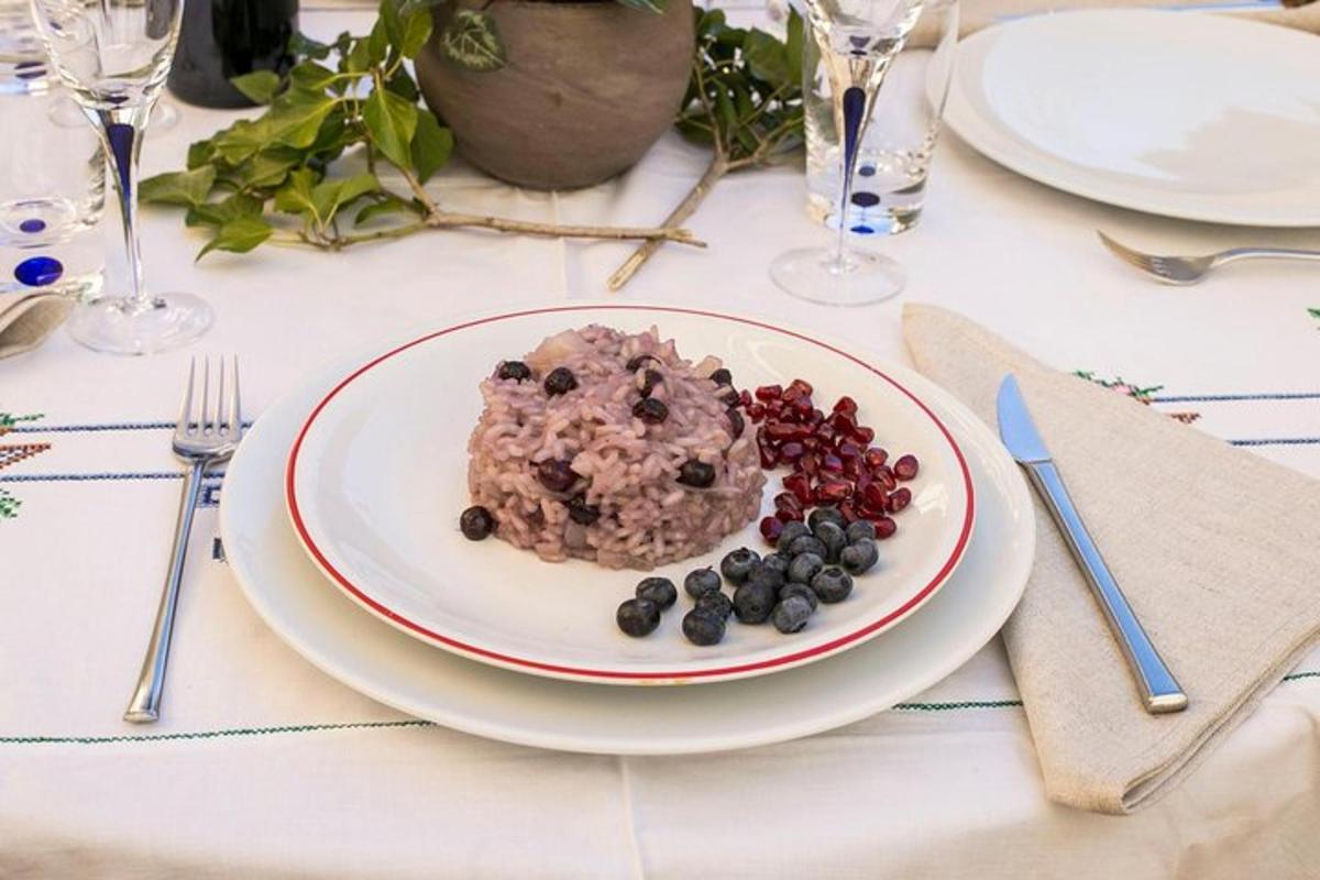 un plat de menjar i baies a la taula