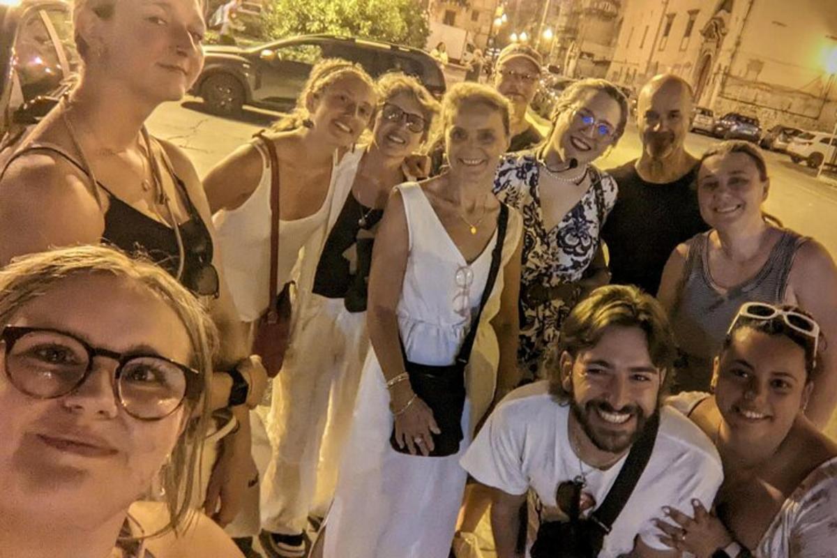 eine Gruppe von Menschen, die für ein Foto posieren