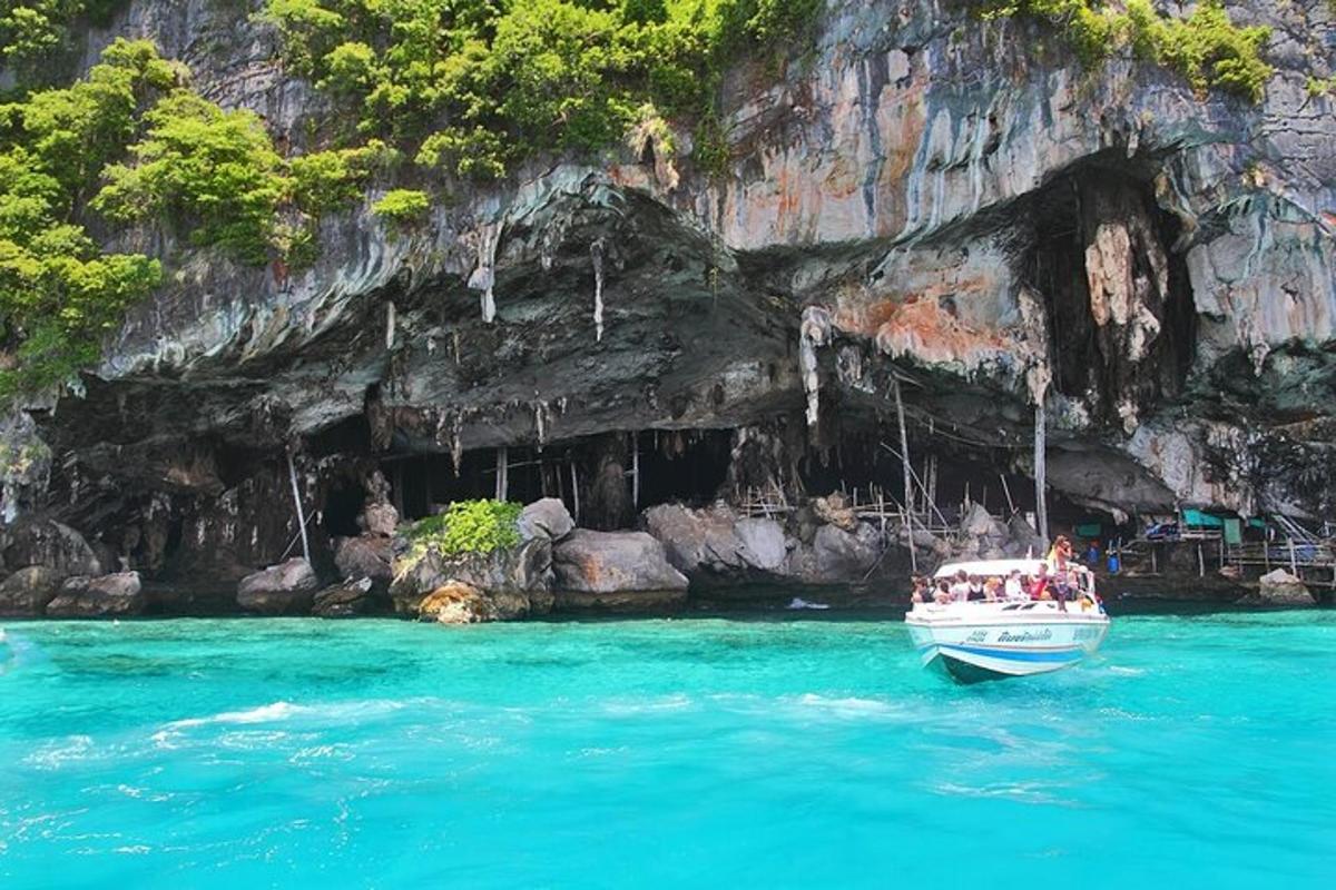 um barco na água em frente a uma caverna