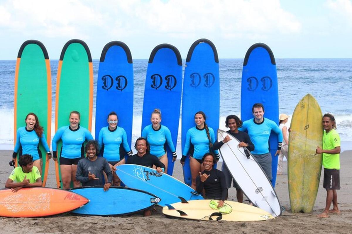 un grup de oameni care stăteau în fața unor plăci de surf pe plajă