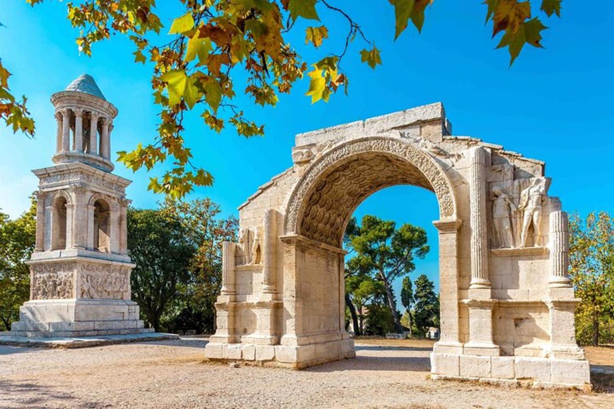 μια αψίδα και ένας πύργος σε ένα πάρκο