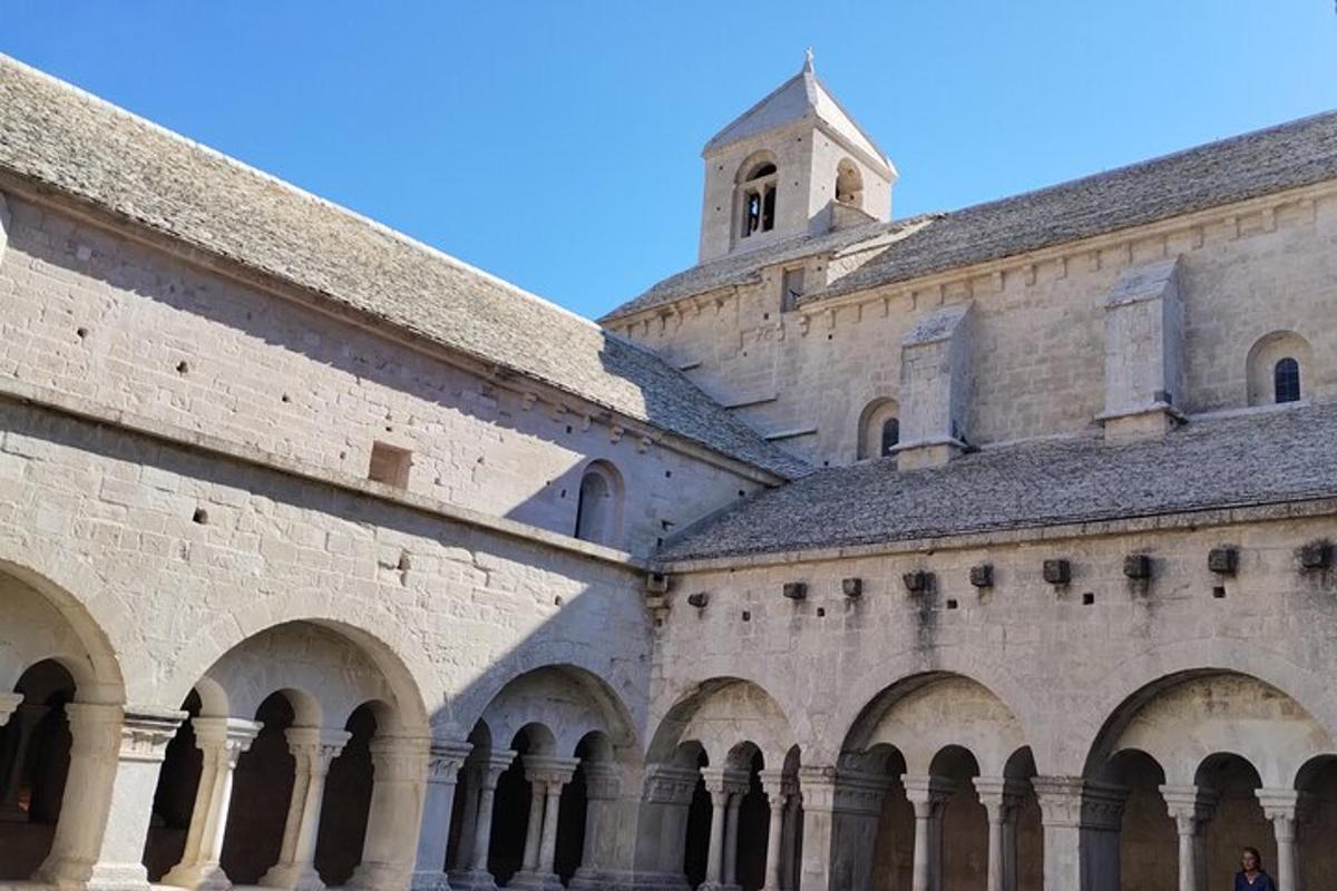 ένα μεγάλο κτίριο με καμάρες και έναν πύργο με ρολόι