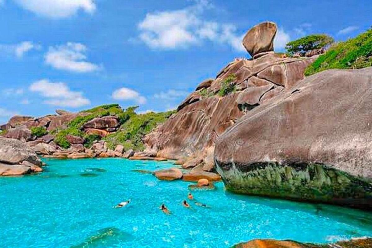badan air dengan orang berenang di dalamnya