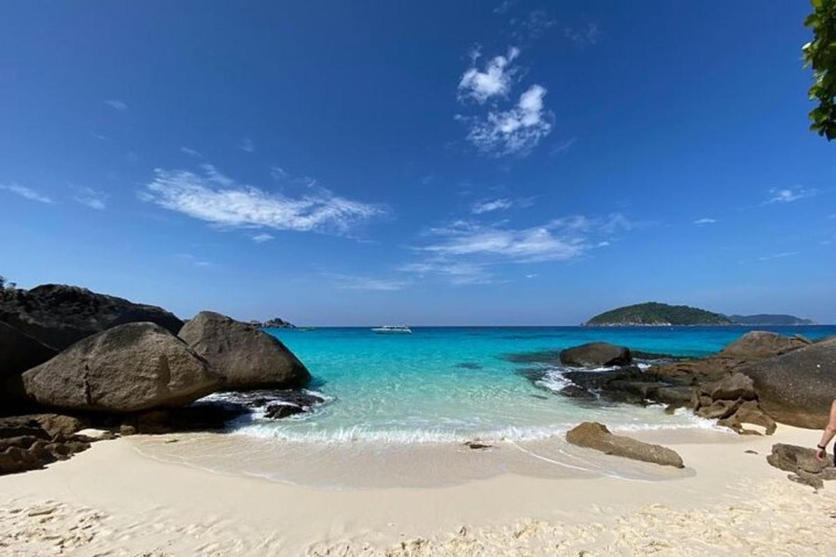 pantai dengan batu dan air biru