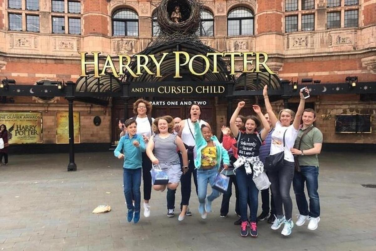 Skupina lidí stojící před Harrym Potterem a zmatená