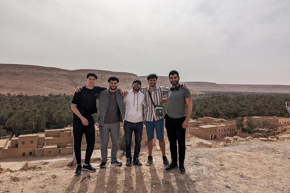 Un grupo de hombres de pie en la cima de una colina