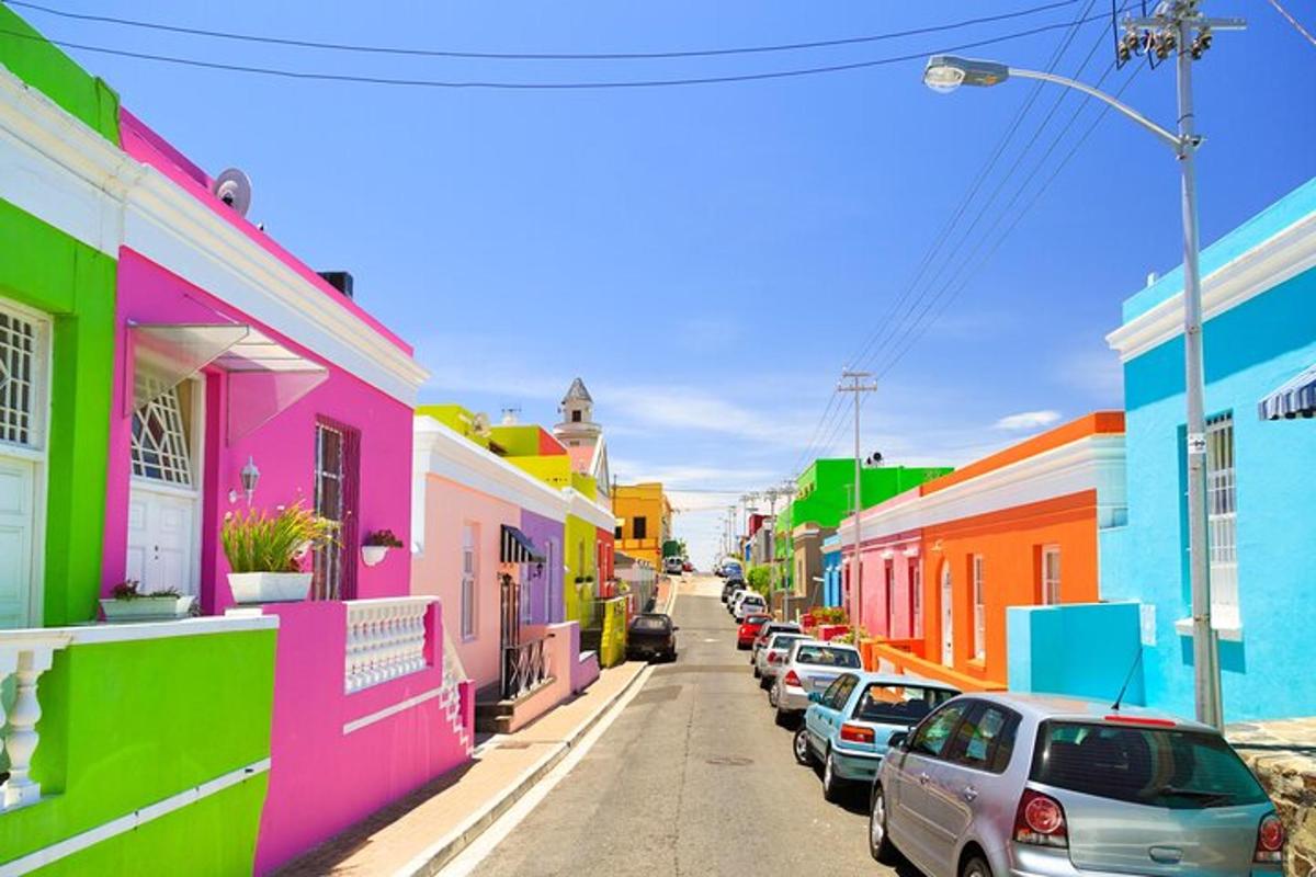 un carrer amb edificis de colors i cotxes aparcats al carrer