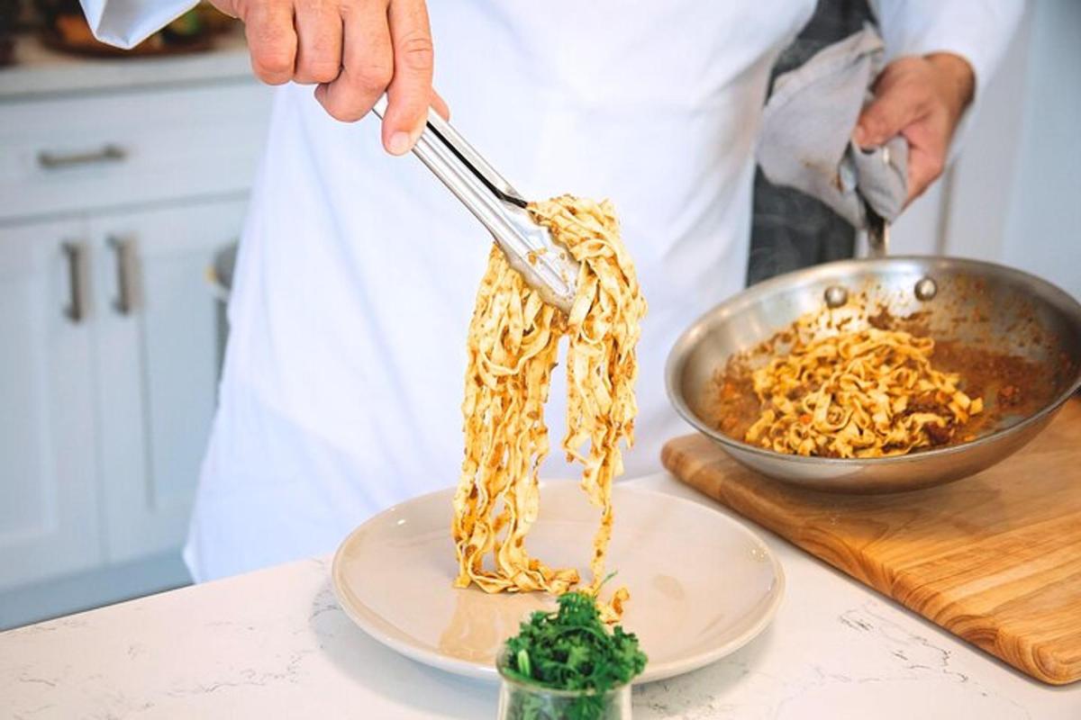 una persona prepara pasta en un plat