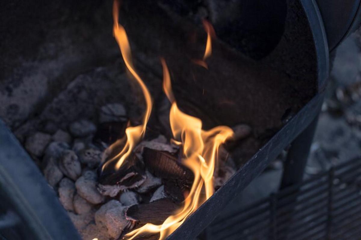 en grill med en masse ild i