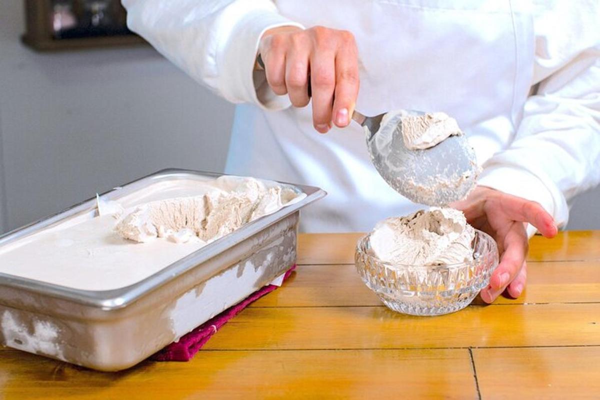 一位厨师在桌上的平底锅里准备食物