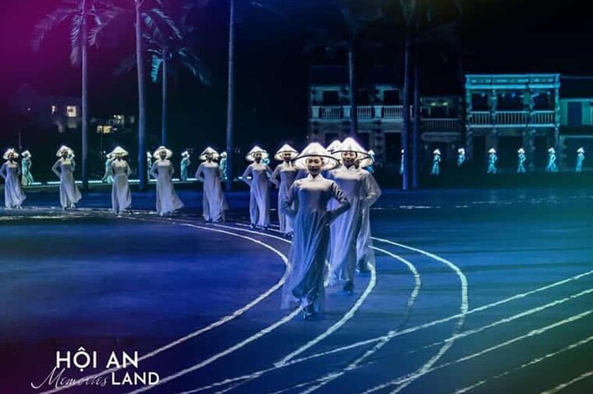 sekumpulan orang berjalan di atas pentas
