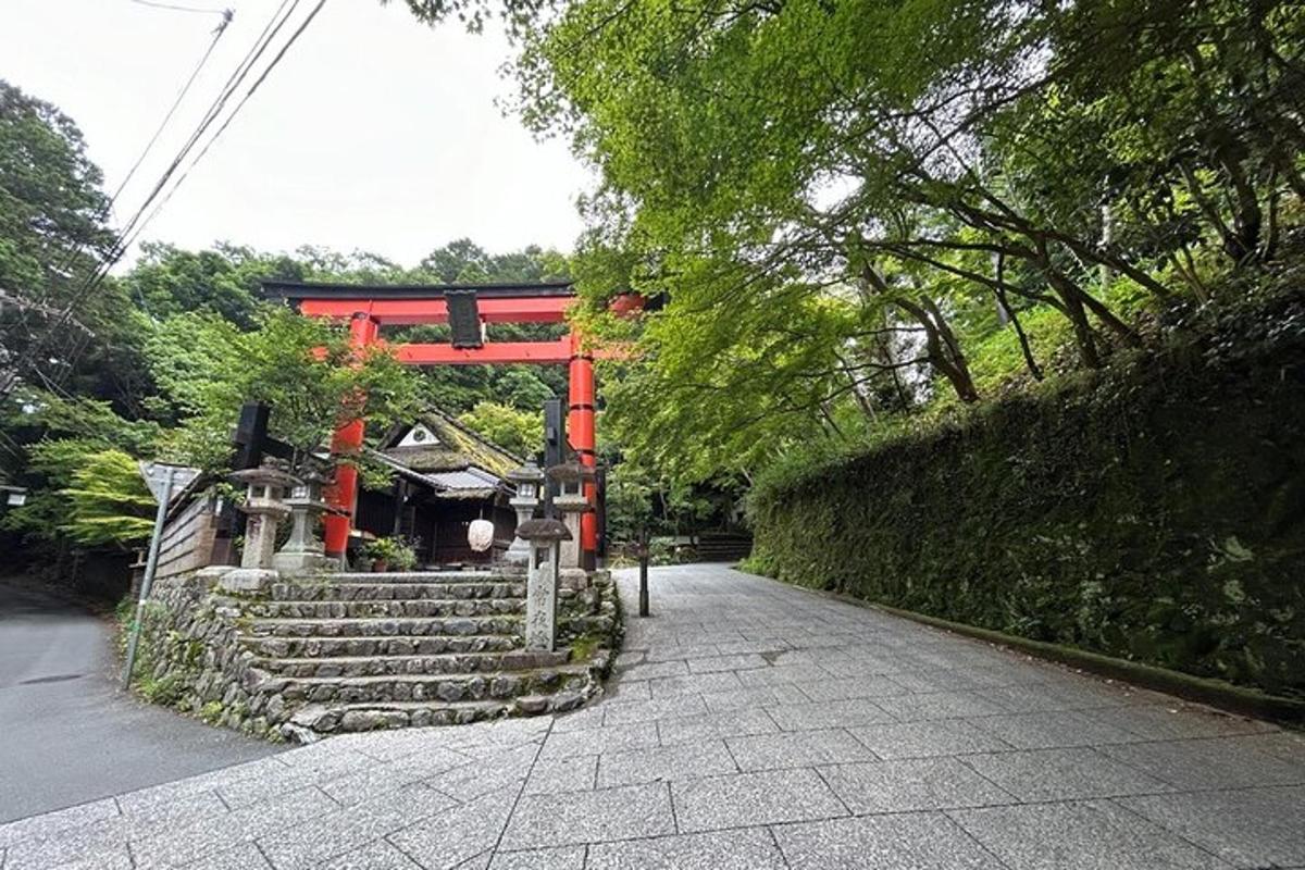 egy japán kapu kőlépcsővel, amely egy szentélyhez vezet