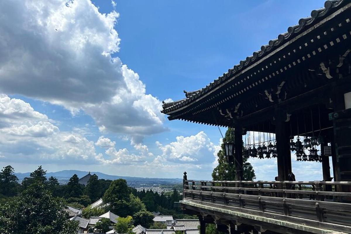 un grande edificio con vista sulla città