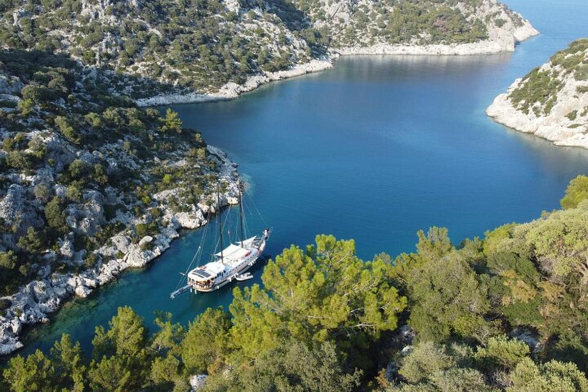 un vaixell està atracat en un gran llac
