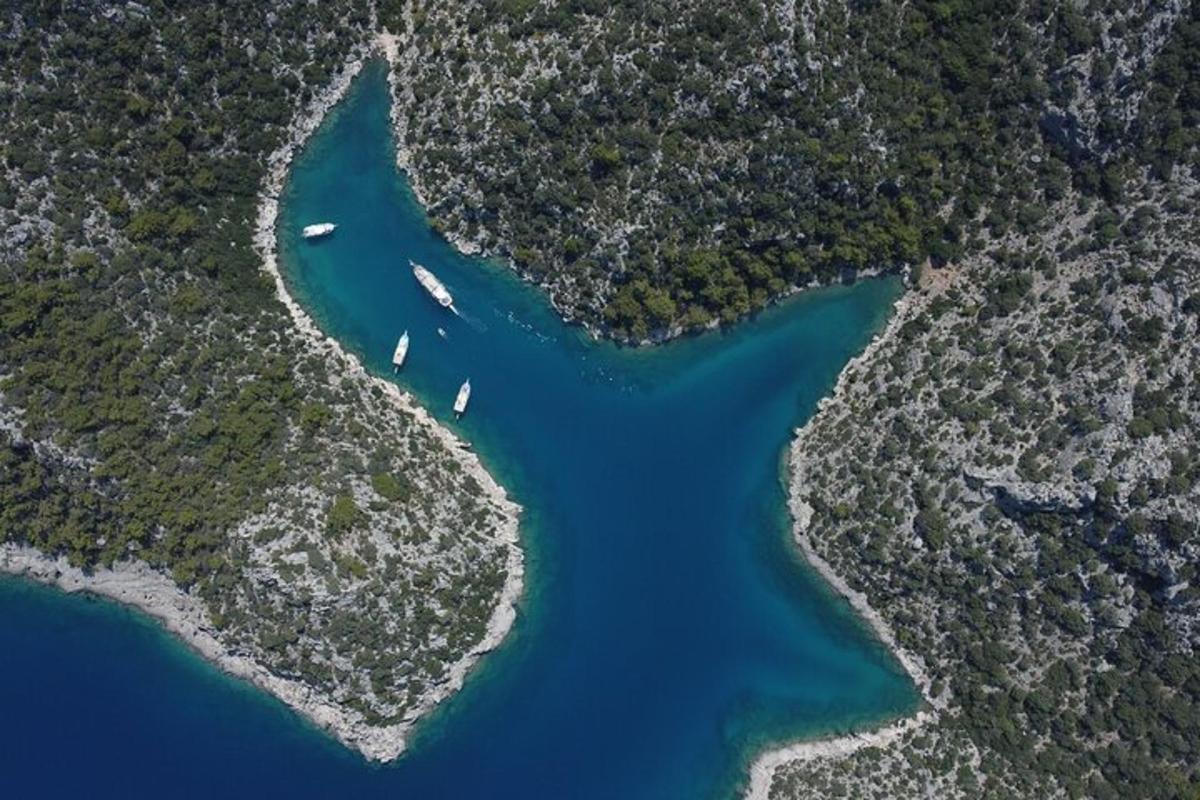 uma vista aérea de um rio com barcos nele