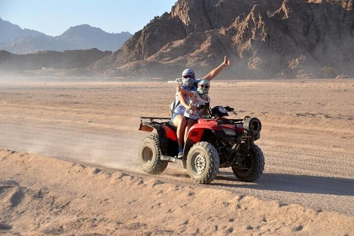 un uomo in sella a un quad nel deserto