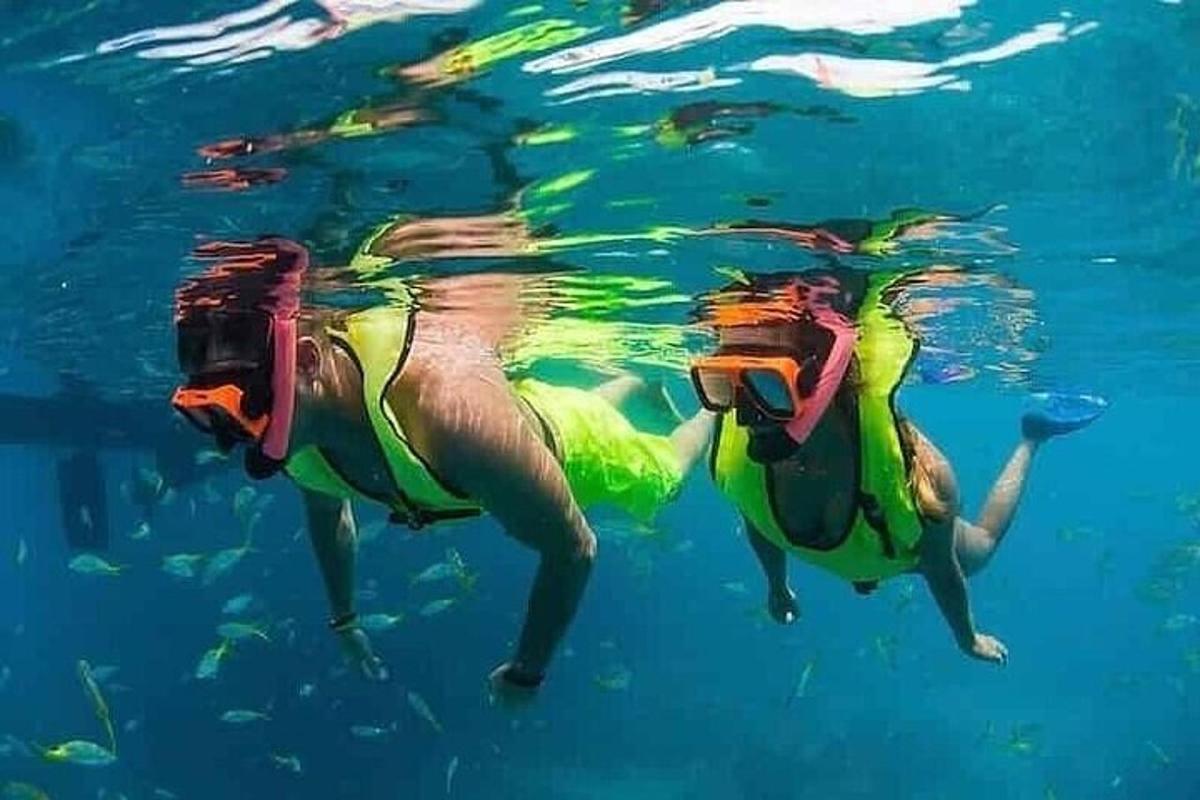 una donna sta nuotando nell'acqua