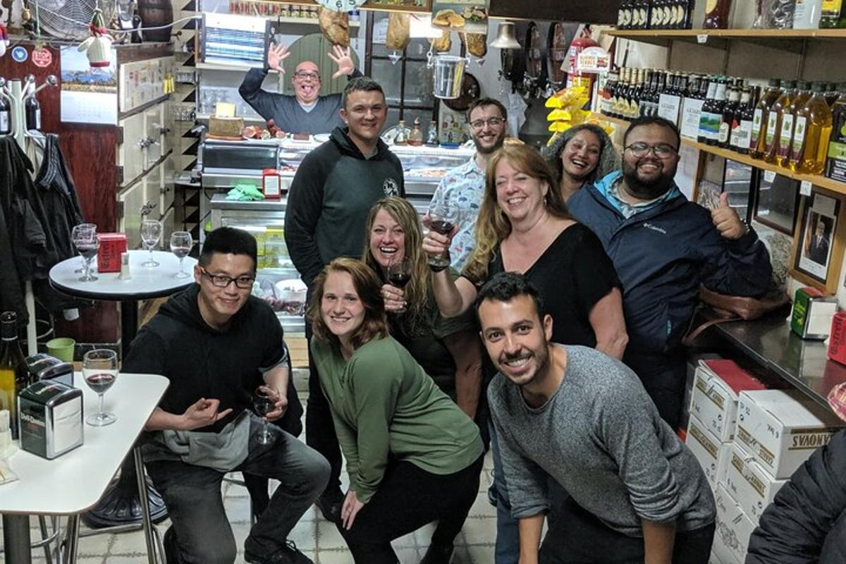 een groep mensen die poseren voor een foto in een winkel