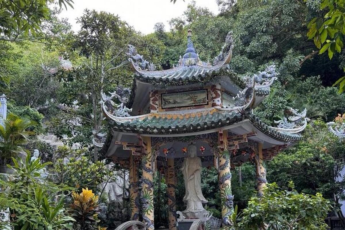 Una pagoda en un jardín con árboles al fondo.