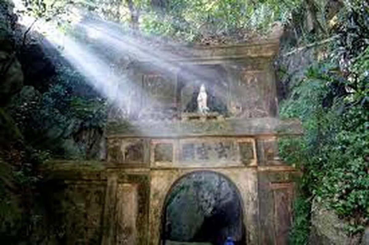 Una fuente de agua con una persona parada en un túnel.