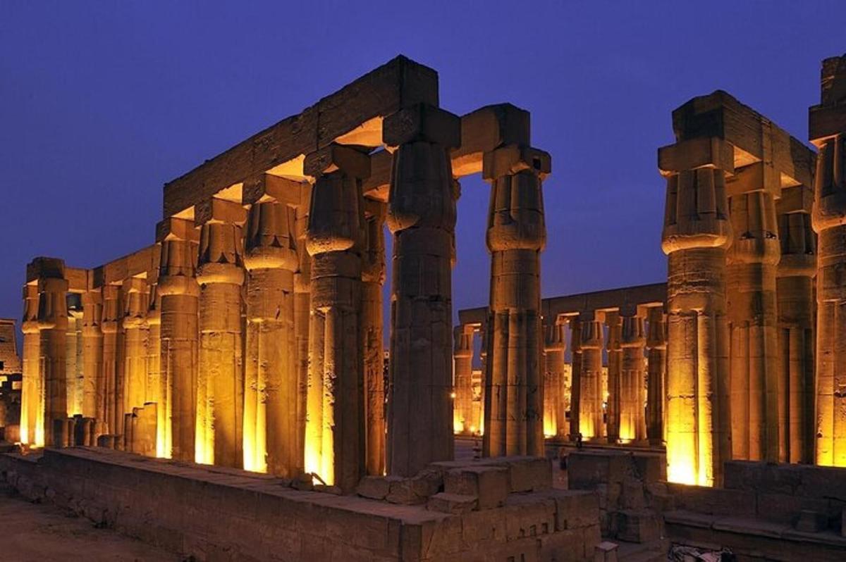 un edificio con colonne di fronte di notte