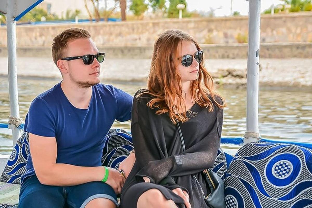 un uomo e una donna seduti su una barca