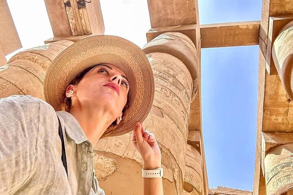 una donna che indossa un cappello in piedi davanti a un edificio