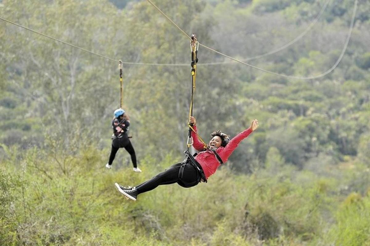 dva lidé skáčou na zipline