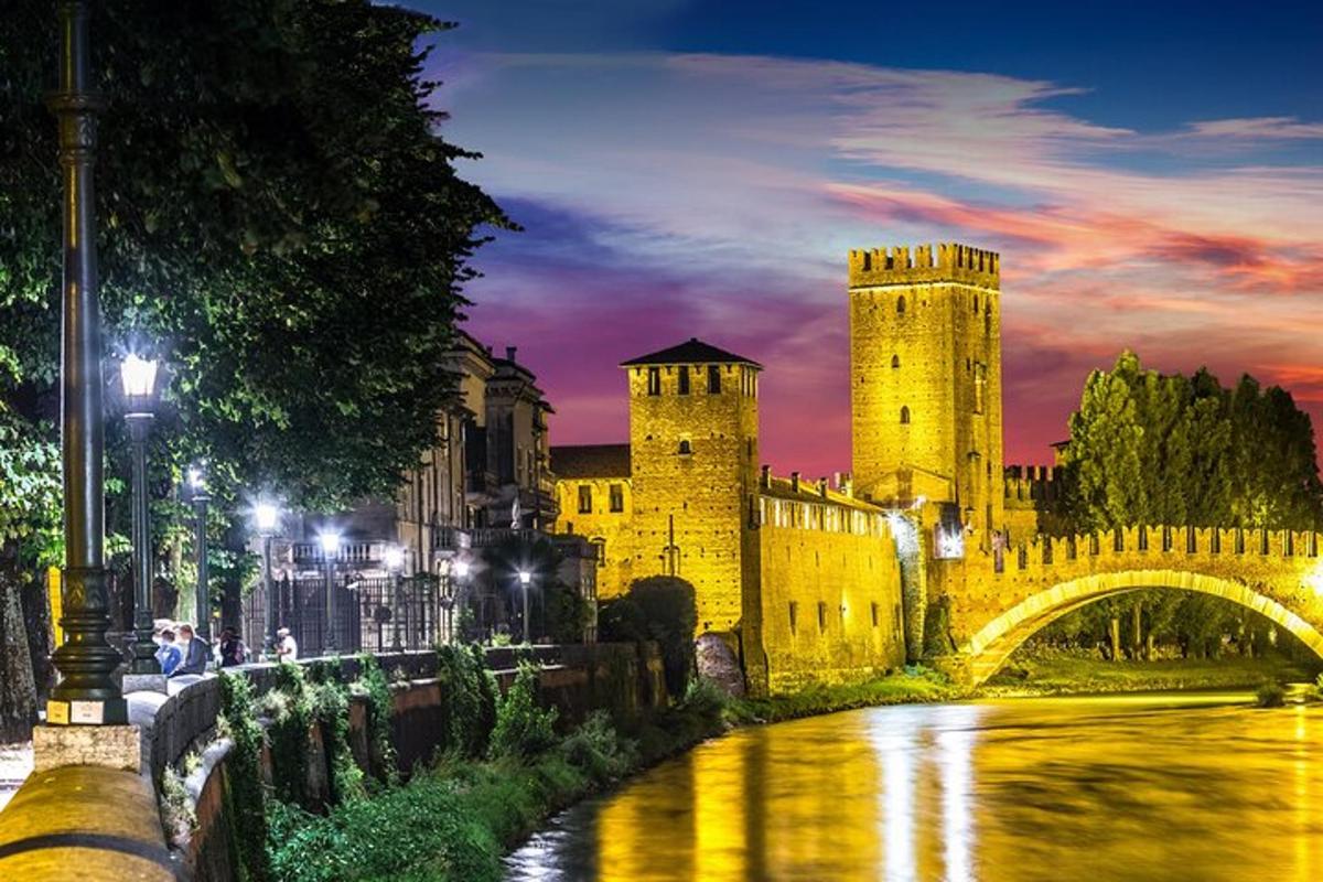un grande castello con un ponte e un fiume