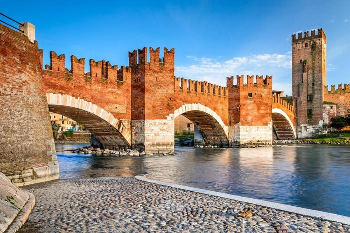 un grande castello con un ponte sopra un fiume