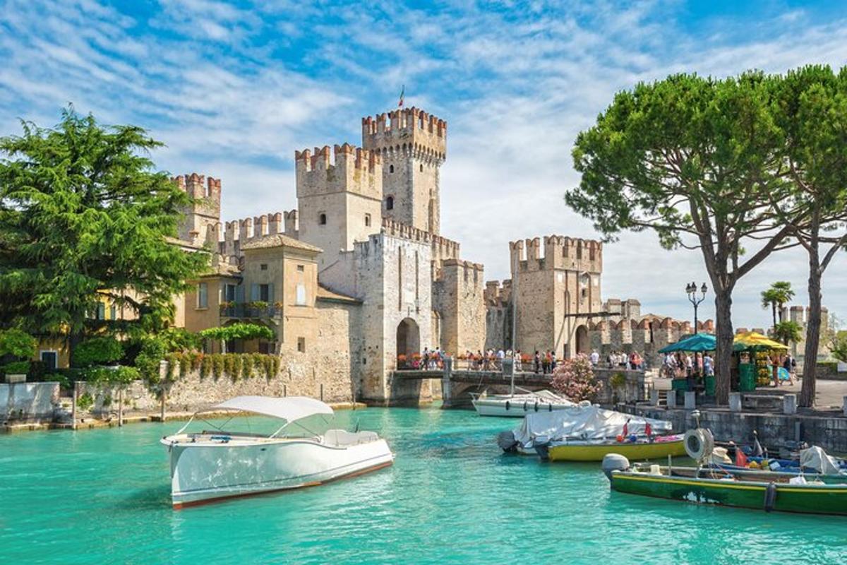 un castello con barche nell'acqua di fronte