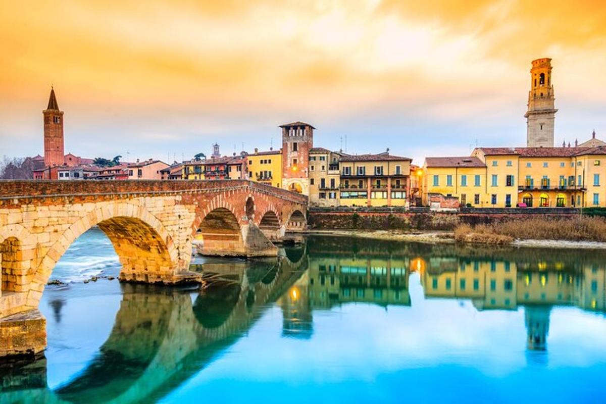 un ponte sopra un fiume con edifici sullo sfondo