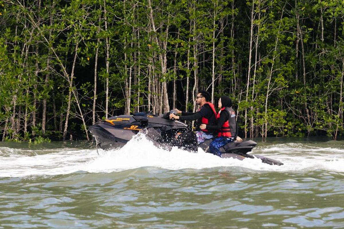 due persone a bordo di un jet boat in acqua