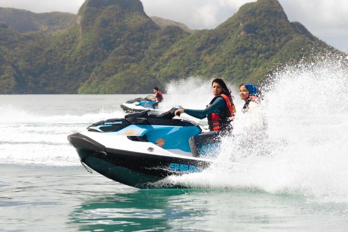 due persone in acqua su una moto d'acqua