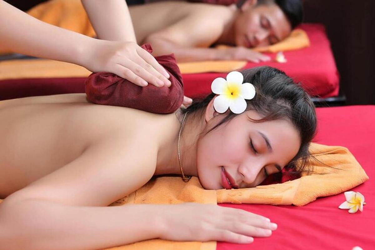 zwei Frauen liegen auf Betten in einem Massageraum